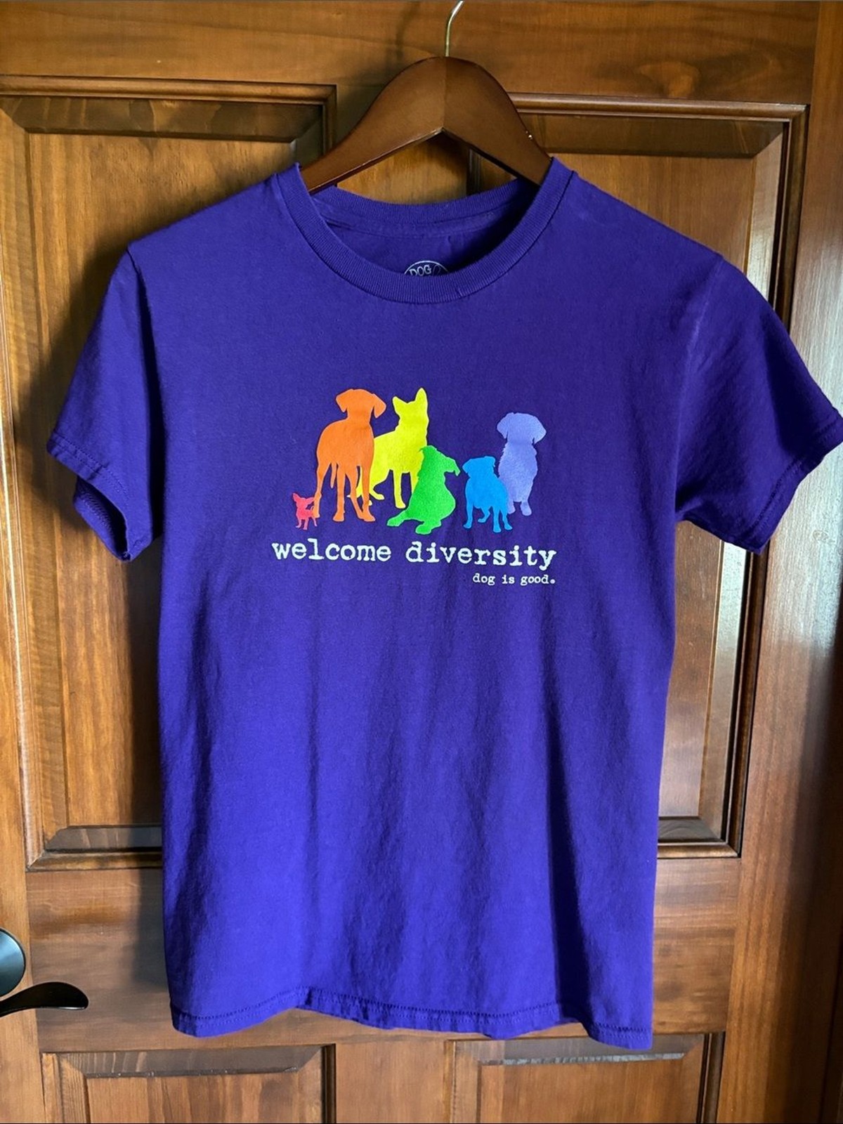 “Welcome Diversity” Muliticolor Dog Graphic Short Sleeve Tee Women’s S