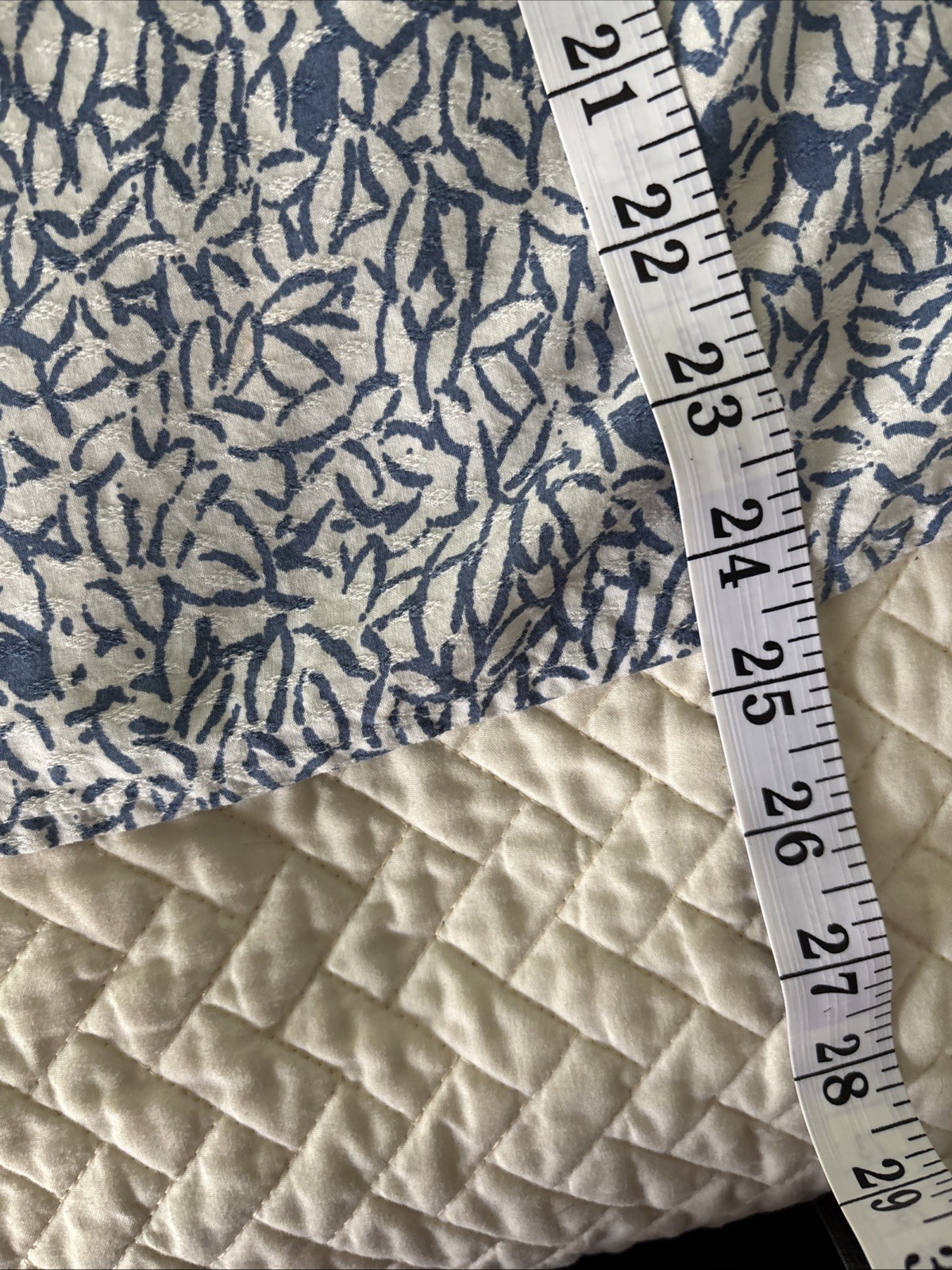 Abound Women’s Blue And White Floral Blouse, Size XL V-Neck (E15)