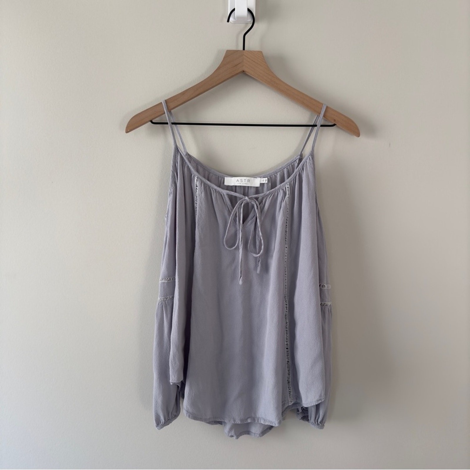 ASTR the Label cold shoulder peasant top Women’s periwinkle Spaghetti Strap bow
