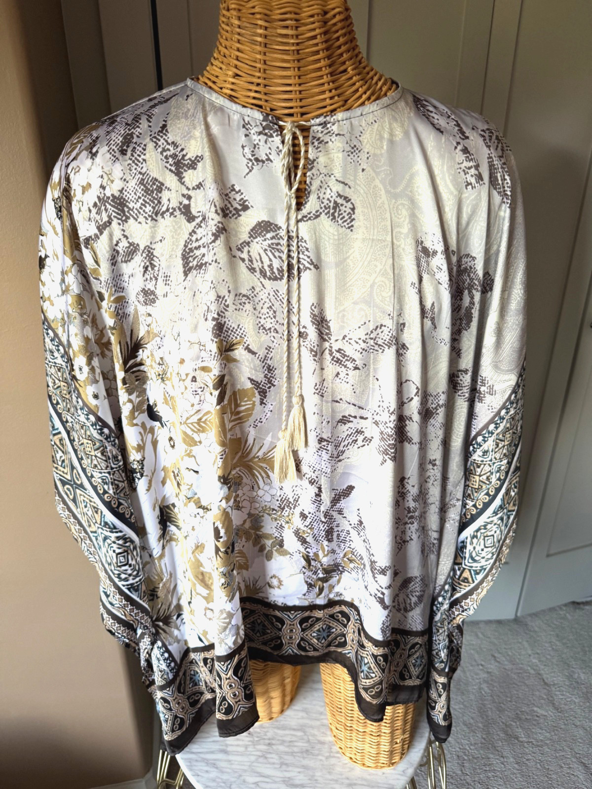 Women’s Scarf Top – Metallic Gold, White and Black. Size Large- Gorgeous!