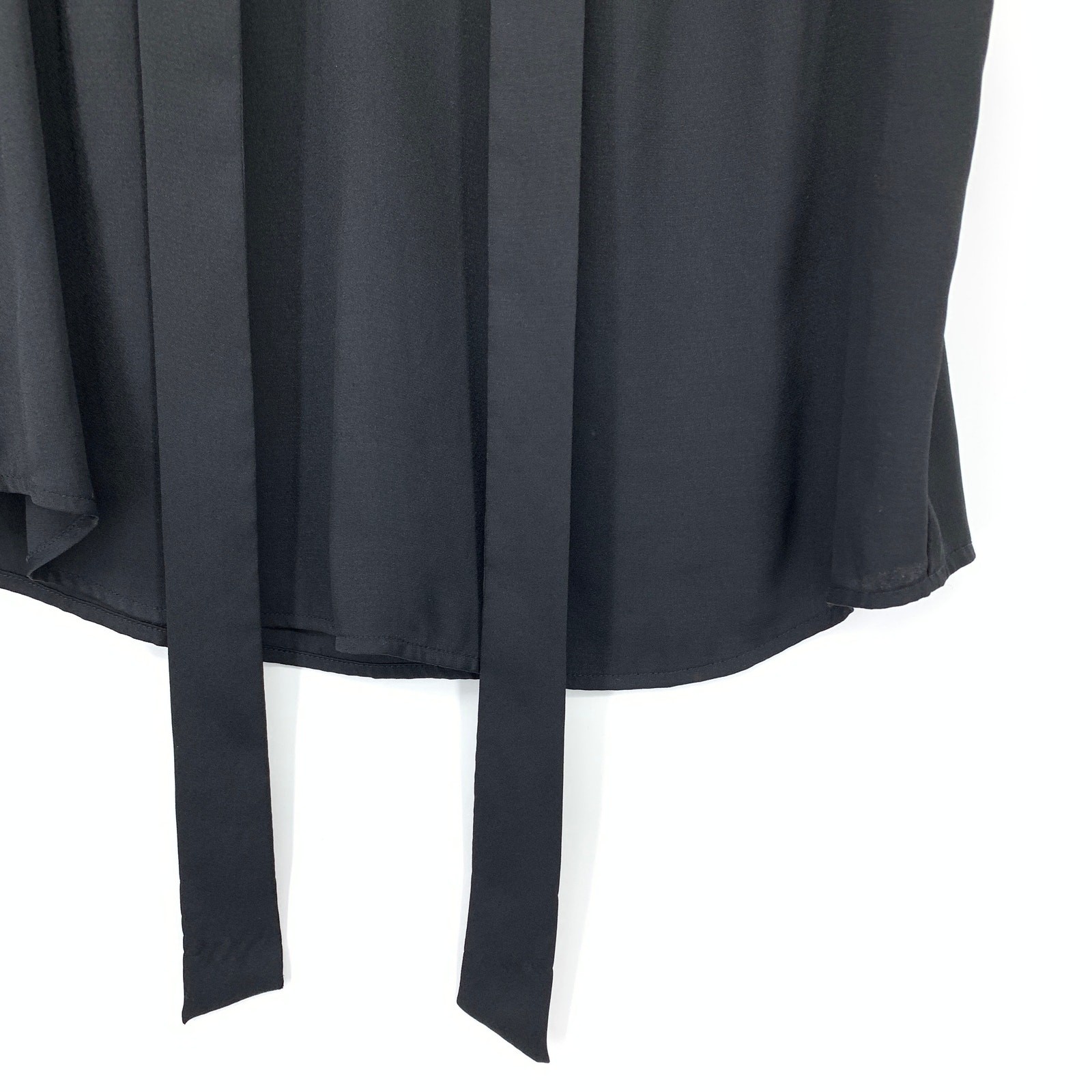 Loft Tie Neck Sleeveless Blouse Womens Size Large Black Pleated Neckline