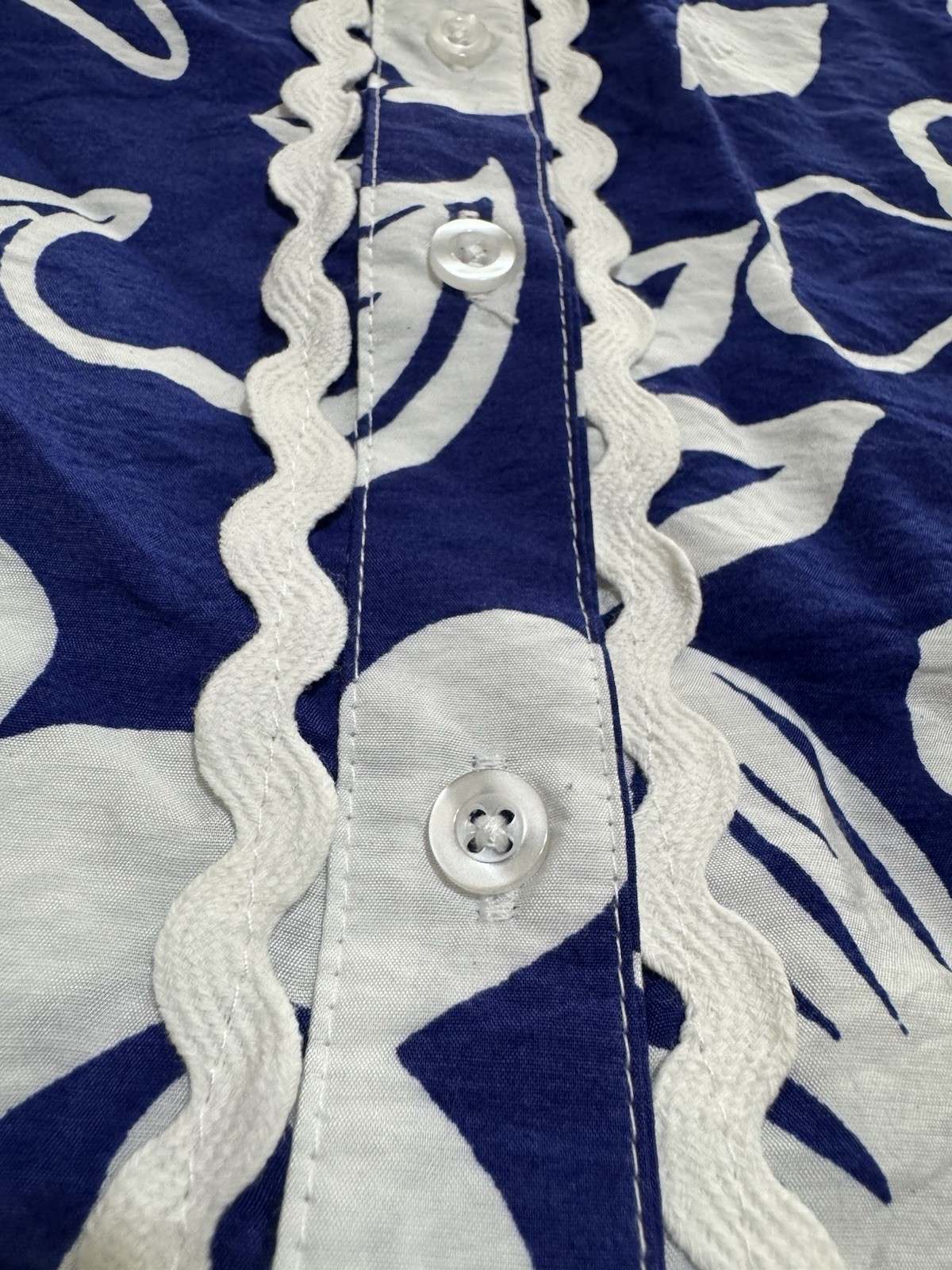 Como Black Women’s Floral Lace Blouse Size L Blue White Long Sleeve Button NWT