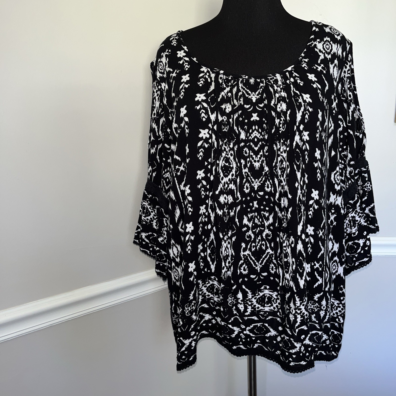 Bila Top Women’s Size XXL Black Floral Rayon 3/4 Sleeve Boxy Pullover Tunic