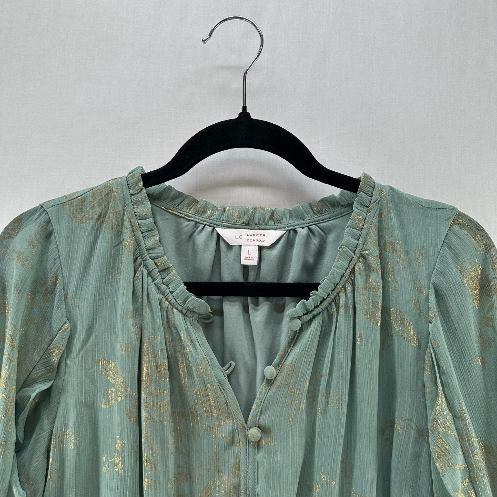 LC Lauren Conrad Ruffle Peasant Top Size L Split Neck Gold Metallic Print Green