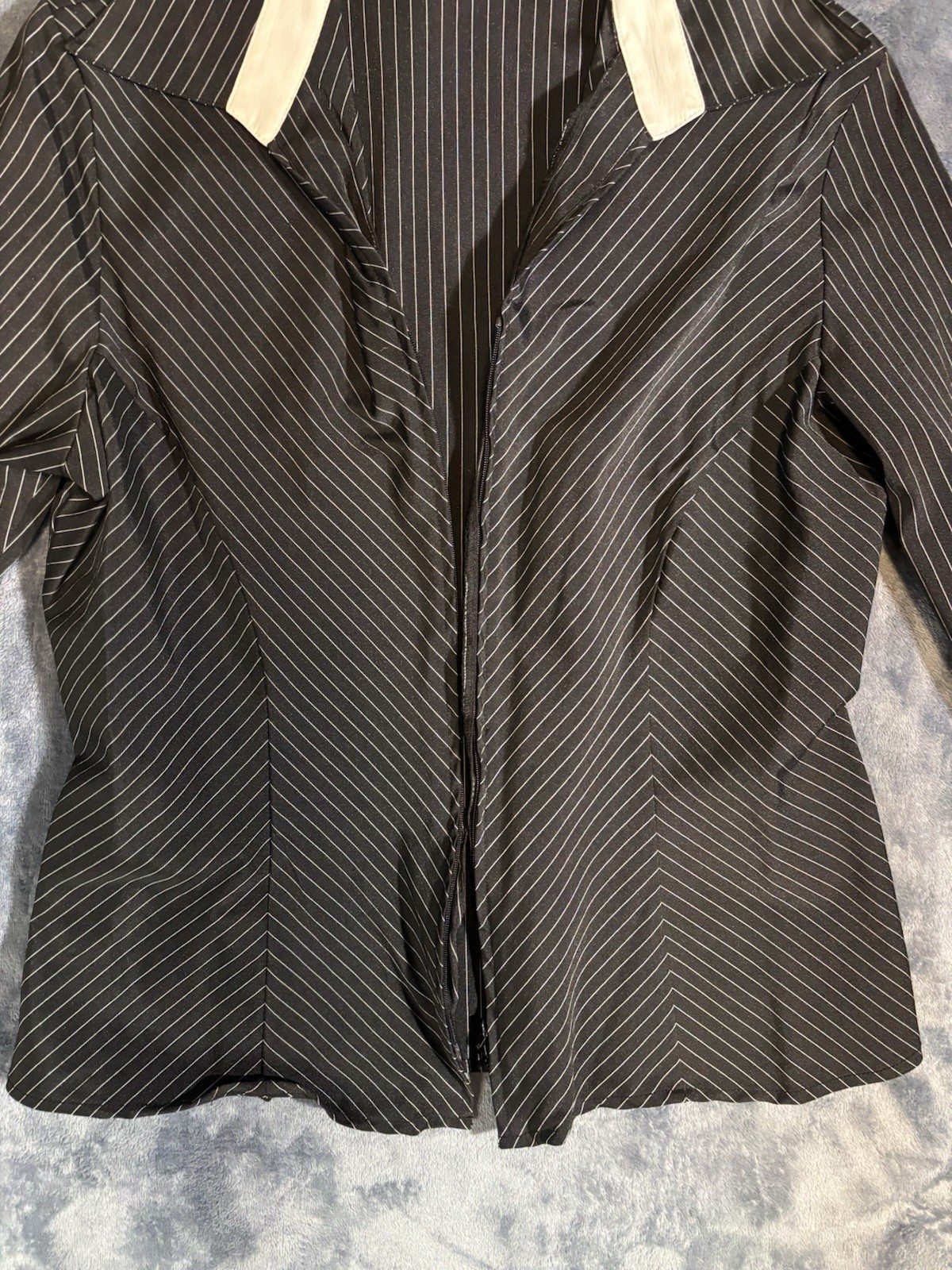DCC Women’s Black White Pinstripe Collared Zip Long Sleeve Blouse Size M