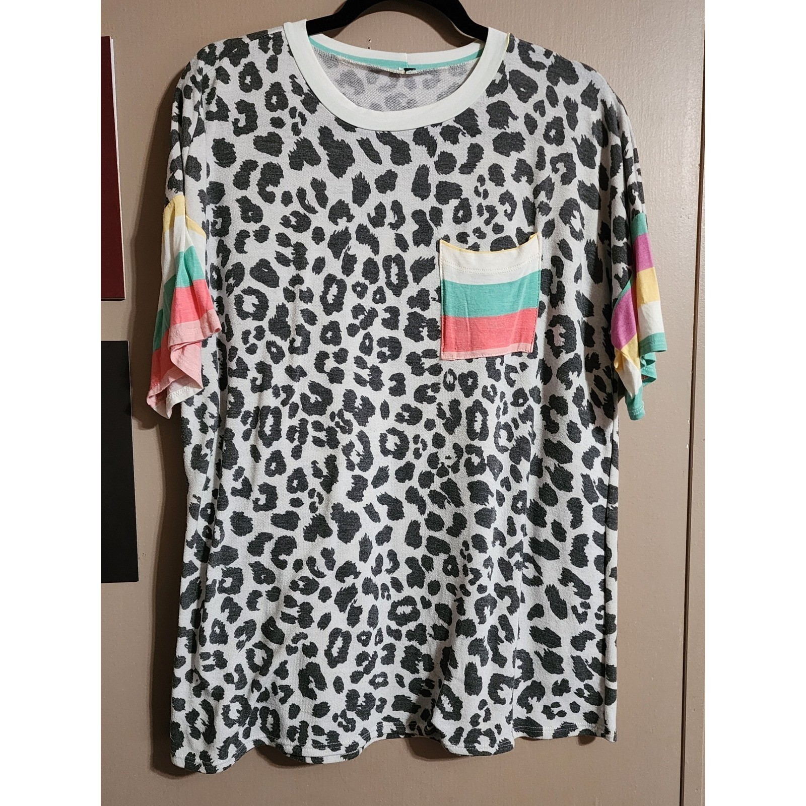 Unbranded Leopard Print Tee Rainbow Stripe Sleeve Size XL Grey White Rainbow