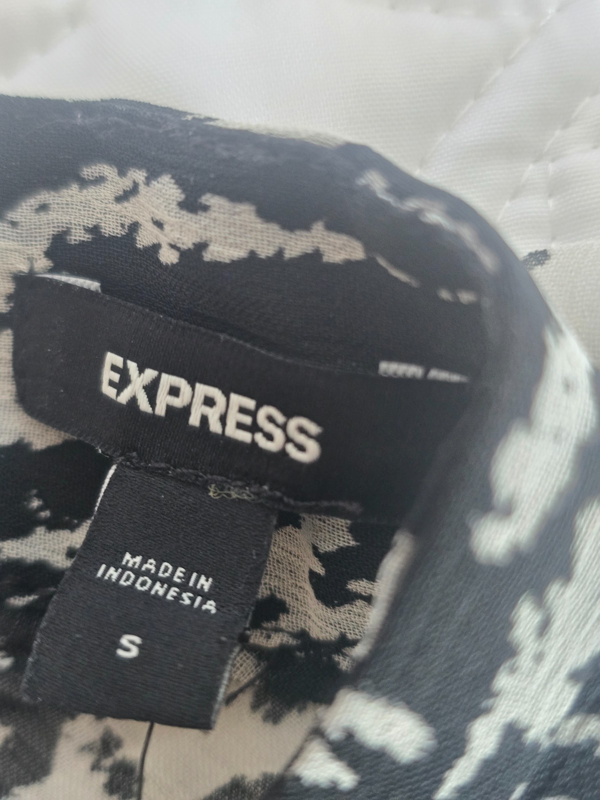 Express Women’s Black White Abstract Print Blouse Size Small NWT