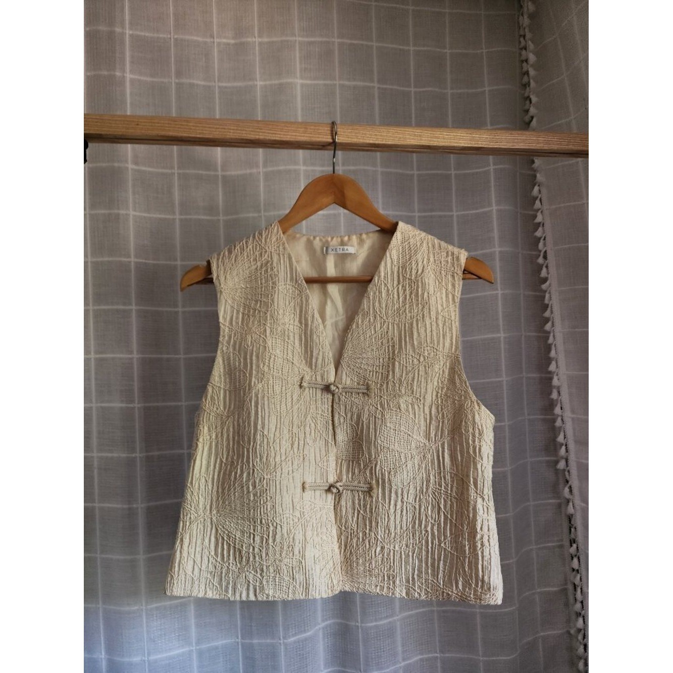 Xetra Textured Embroidered Summer Floral Vest Cream Sleeveless Open Front Size M
