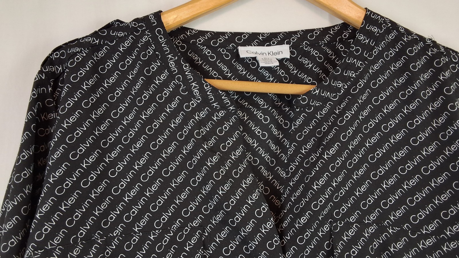 Calvin Klein Women’s Logo Blouse V-Neck Button Down Stand Collar Size-XL NEW