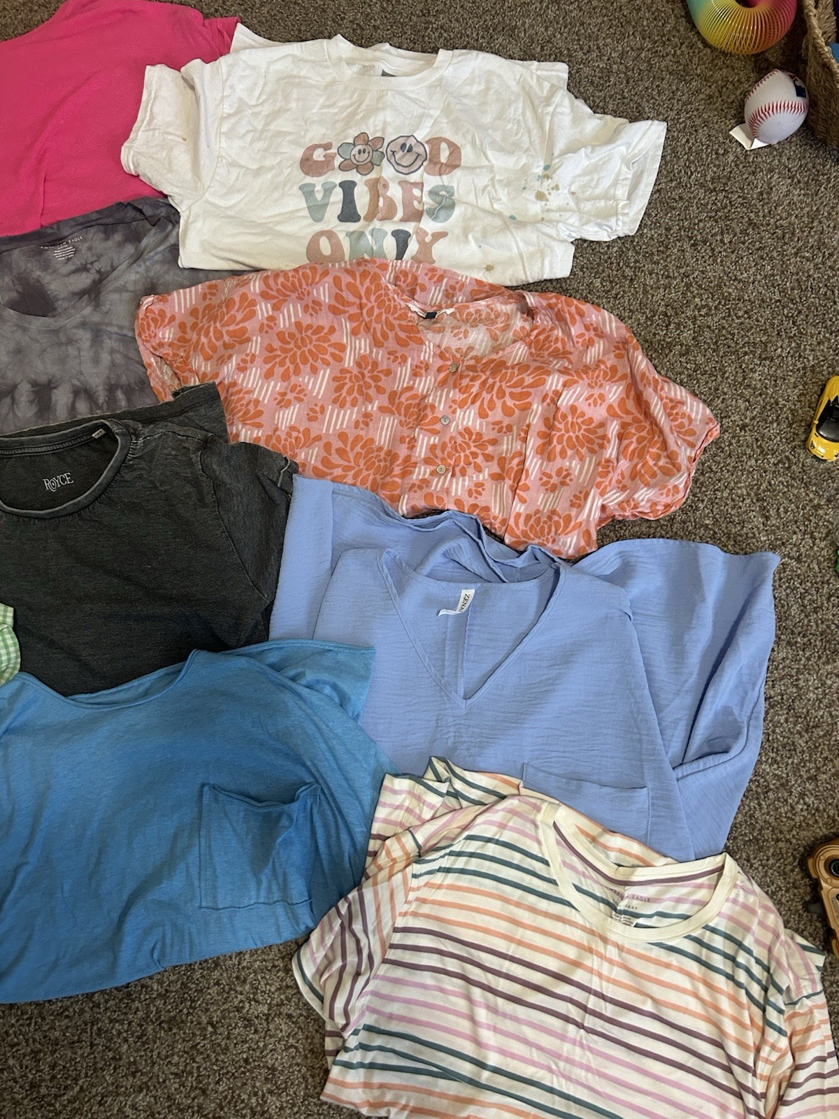 Lot 10: 13 Shirts Women’s MediumAmerican Eagle And Local Boutique Short Sleeve