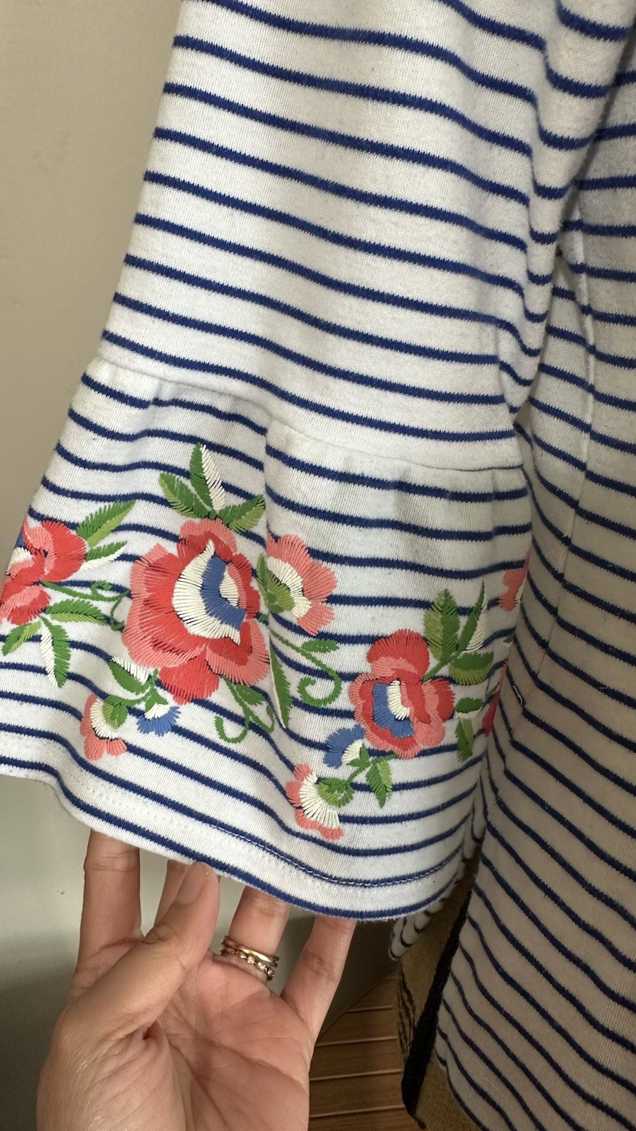 WOMANS SIZE P/SMALL”ALFRED DUNNER”WHITE/BLUE/PINK/GREEN BELL CUFFS TUNIC