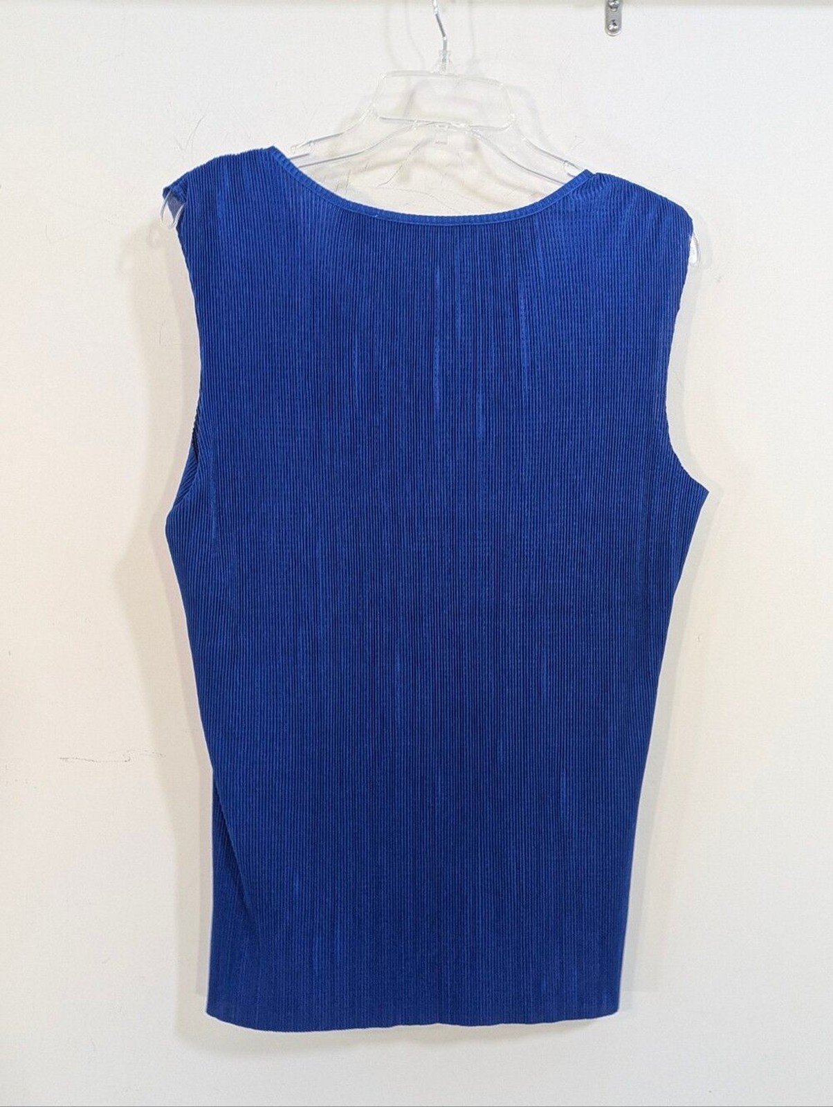 NEW Cyrus Solid Blue Stretchy Crinkle Sleeveless Blouse – Size Medium Womens M