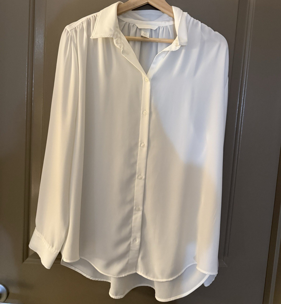 H&M Women’s White Solid Long Sleeve Button-Up Shirt, Point Collar Size M