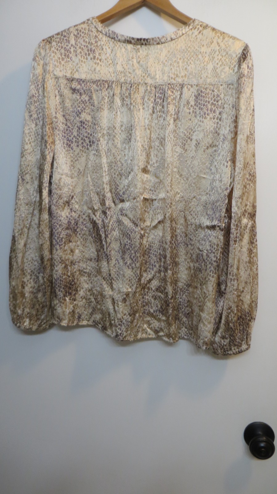 Tommy Bahama Blouse Shirt Womens Medium Beige Shiny Animal Print Art City FLAW