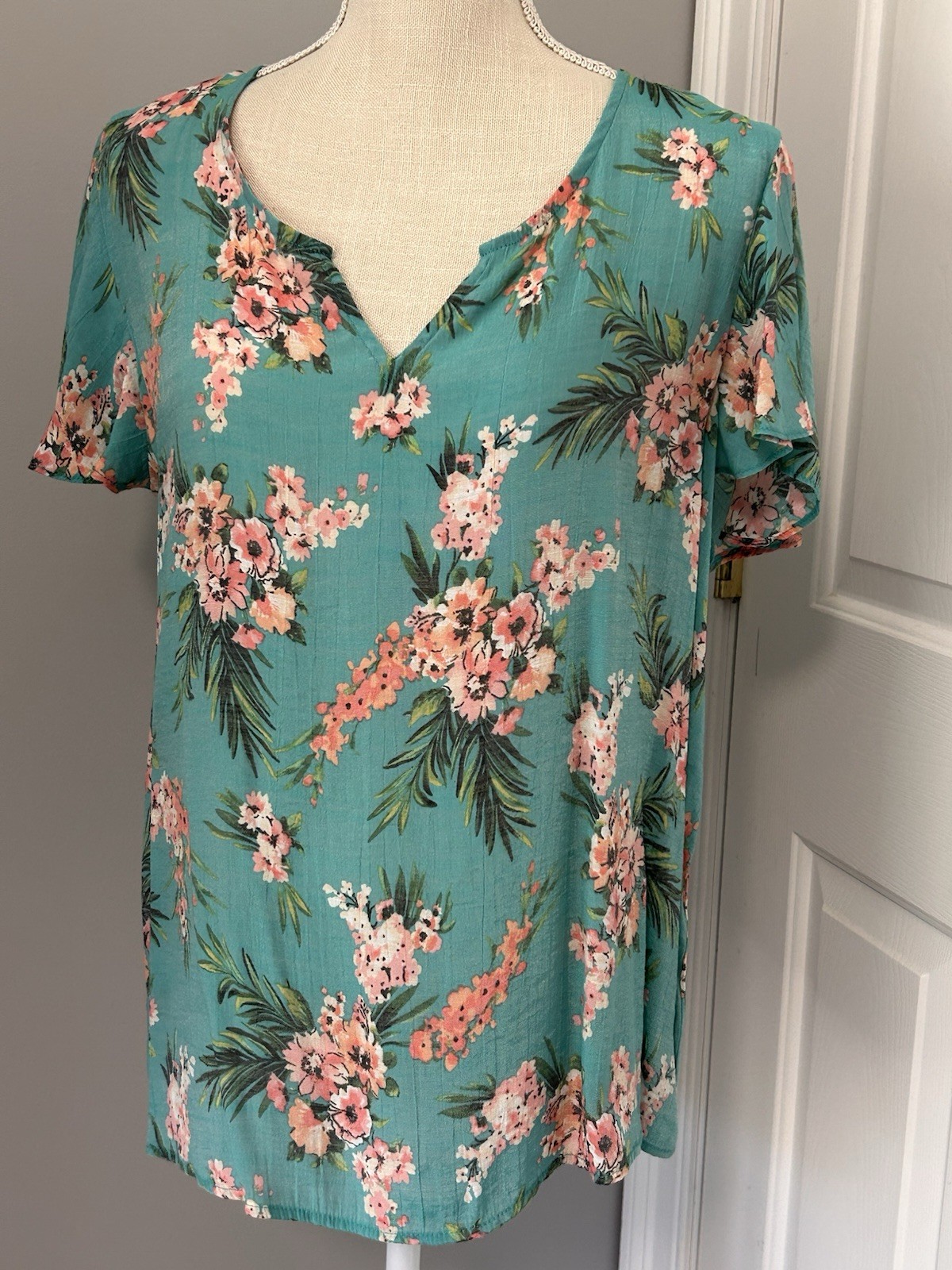 COUNTERPARTS~LARGE~GREEN & PINK FLORAL SHORT FLUTTER SLEEVE CASUAL-CAREER TOP~L