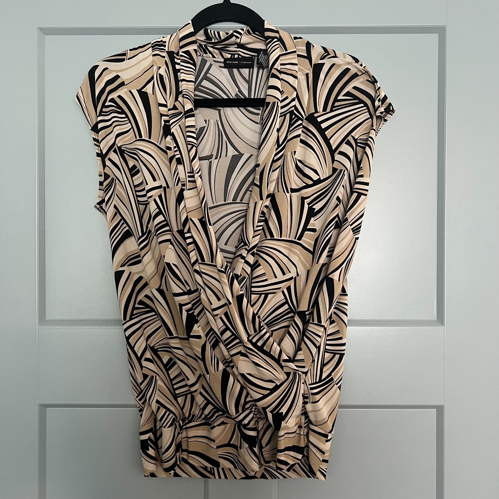 New York & Company Women’s Medium Faux Wrap Surplice Blouse Art Deco Print Top
