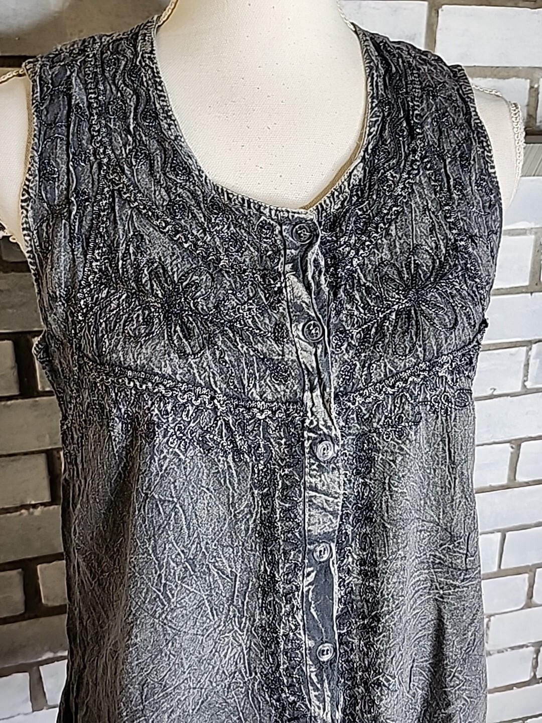 ☆ Cute Options Women’s Sleeveless Embroidered Button Up Blouse Size Large Gray