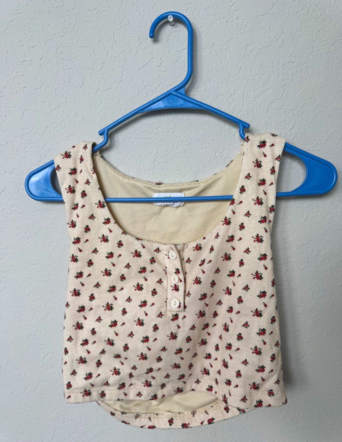 Live in the moment Womens Beige Floral Scoop Neck Button Crop Tank Top M