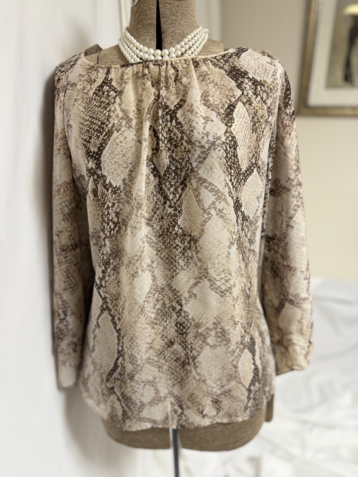 Chicos Top Size 4 Or 20-22 Lightweight Snakeskin Cold Shoulder Blouse Easy Care