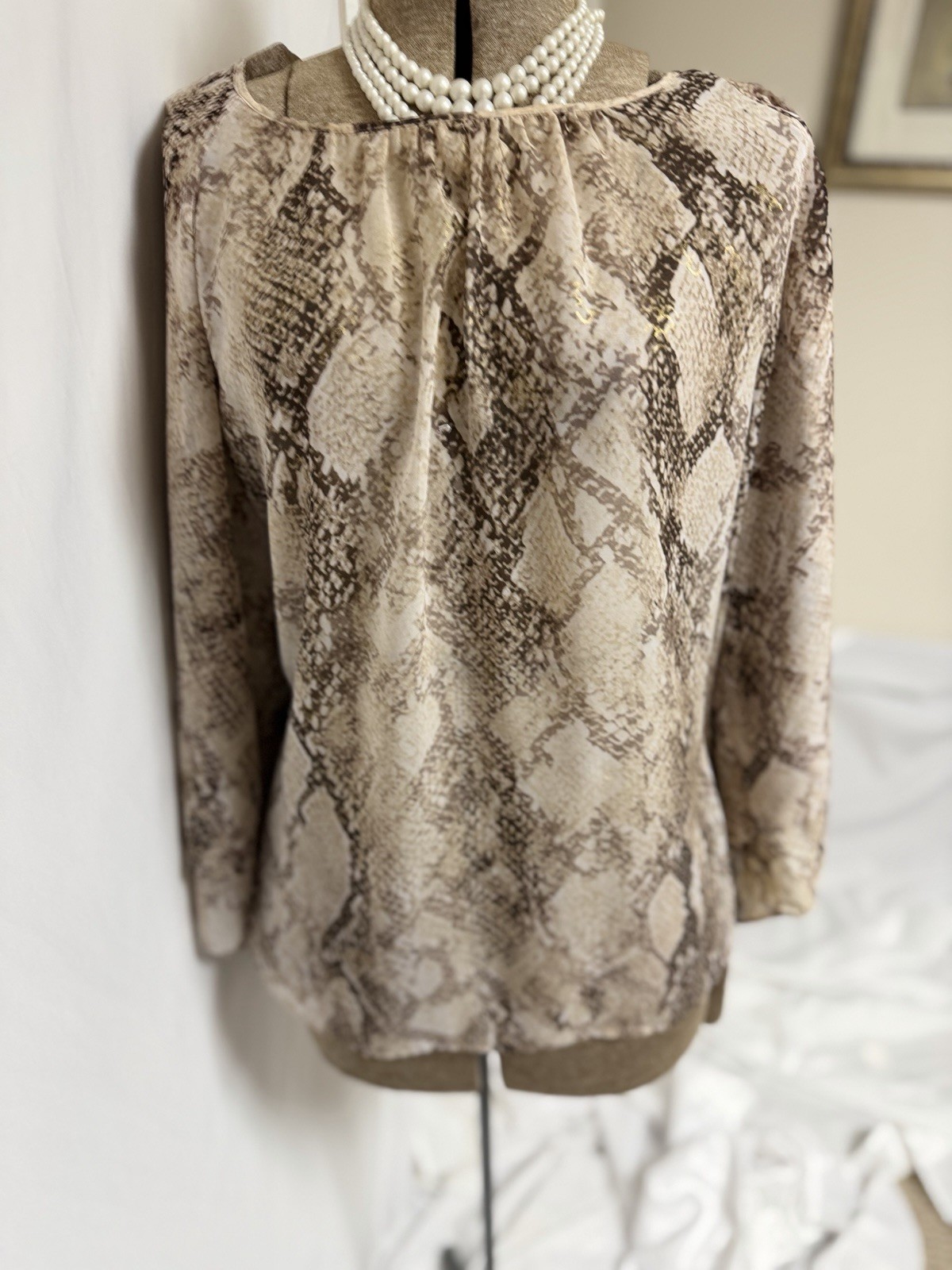 Chicos Top Size 4 Or 20-22 Lightweight Snakeskin Cold Shoulder Blouse Easy Care
