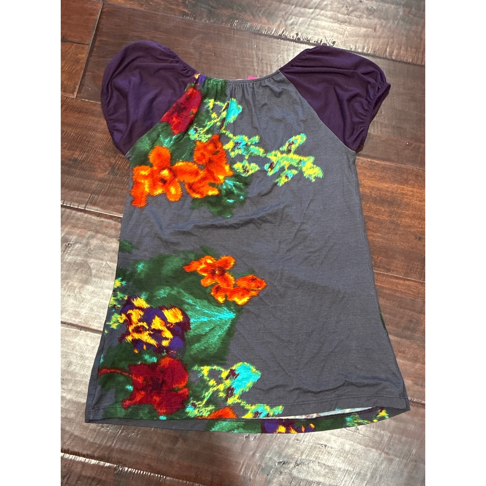 Julie’s Closet Floral Top Womens Medium Grey Purple Cap Sleeve V-Neck NWT