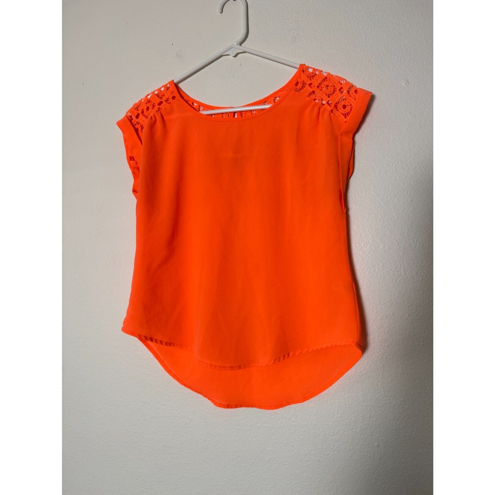 EM Women’s S Neon Orange Crochet Lace Yoke Hi-Low Blouse Cap Sleeve