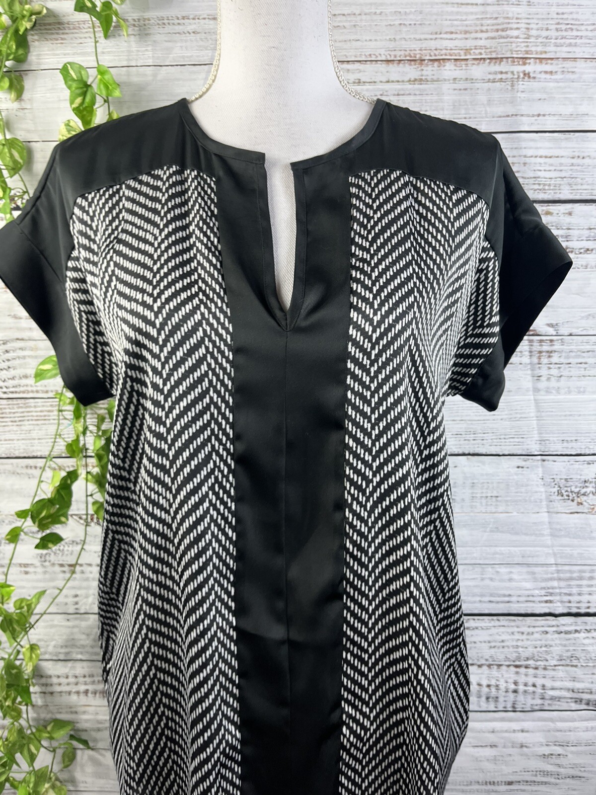 Michael Kors Tunic Blouse Extra Small Black White Chevron Career Church Slim