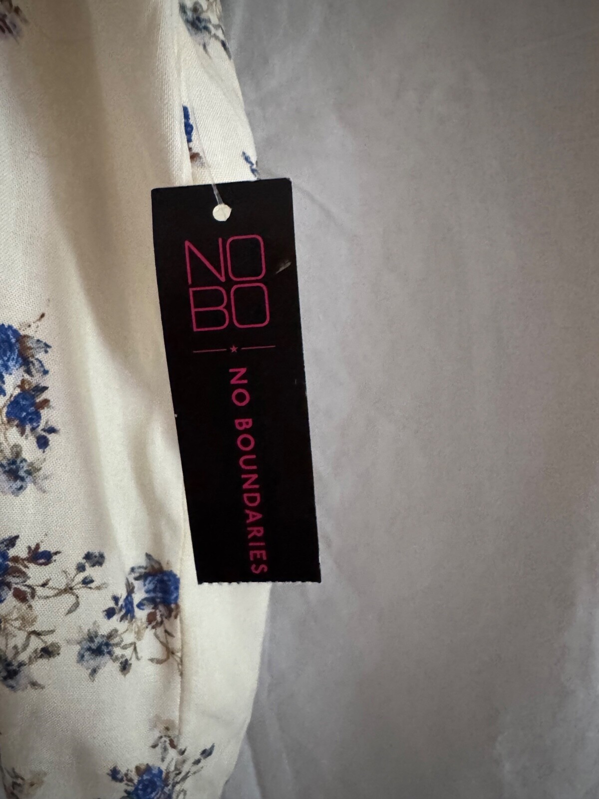 NO BOUNDARIES SIZE MEDIUM 7/9 White Blue Floral Button Up Front Tie