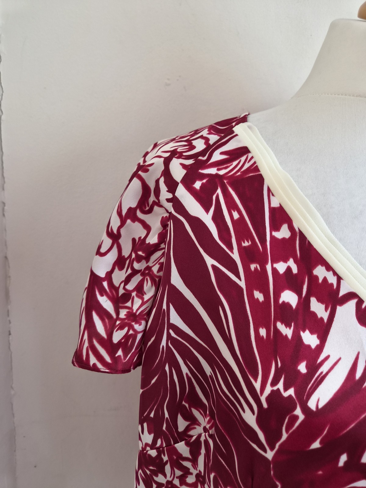 Jacques Vert Blouse Ladies Size 14 Red Ivory Floral Short Sleeve Satin Feel