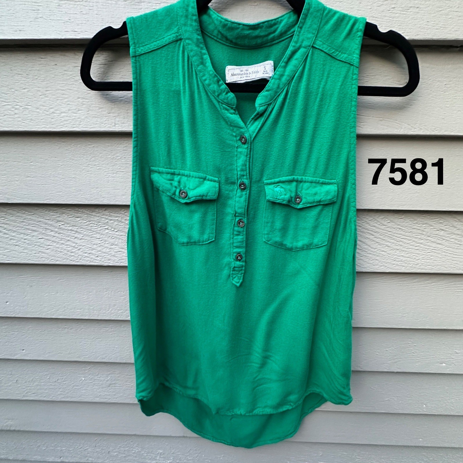 Abercrombie & Fitch Green Sleeveless Button Down Henley Top Small Logo Pockets