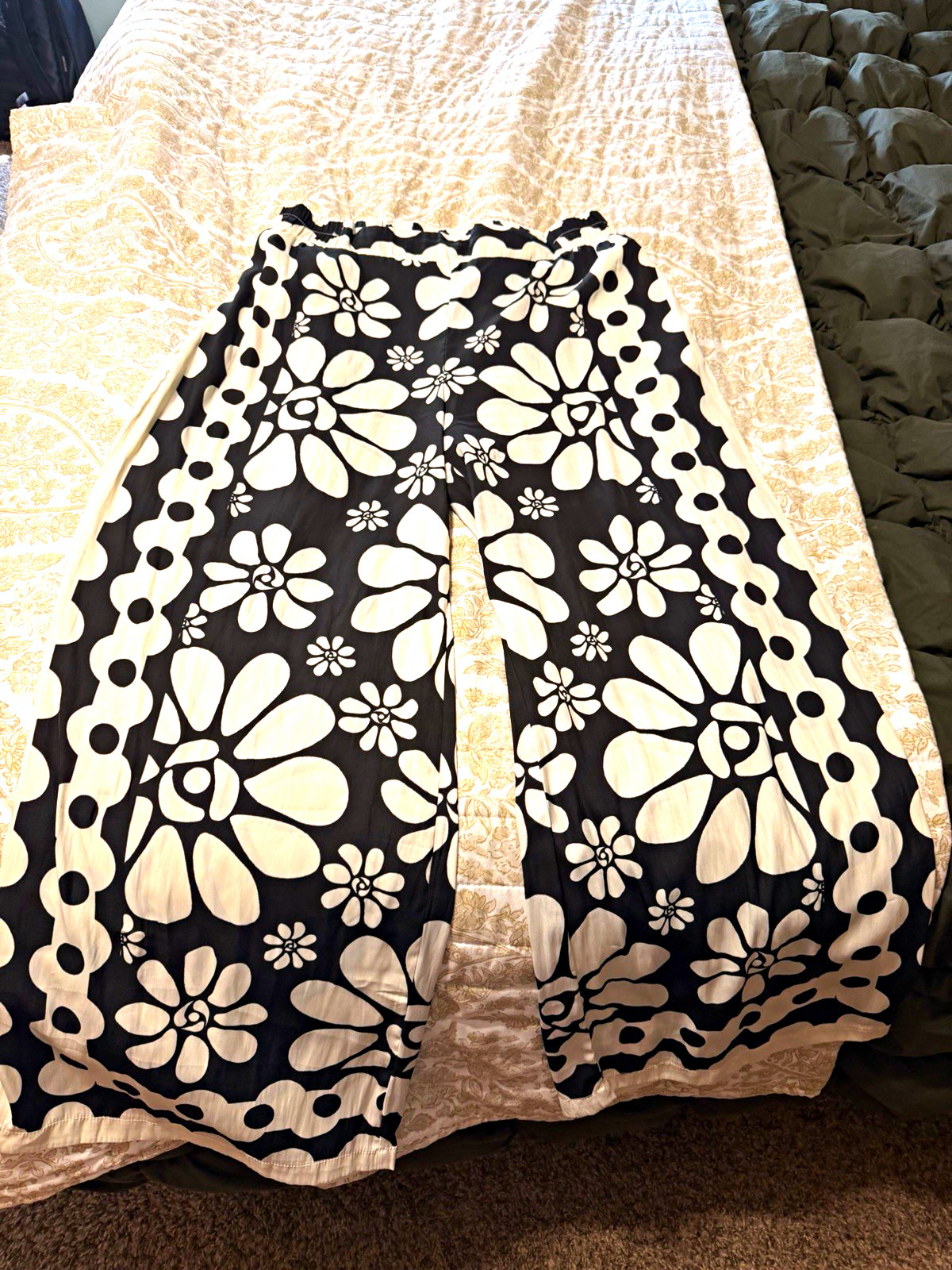 Rose + Olive Black/White Floral Smocked Beaded Strap Square set size L