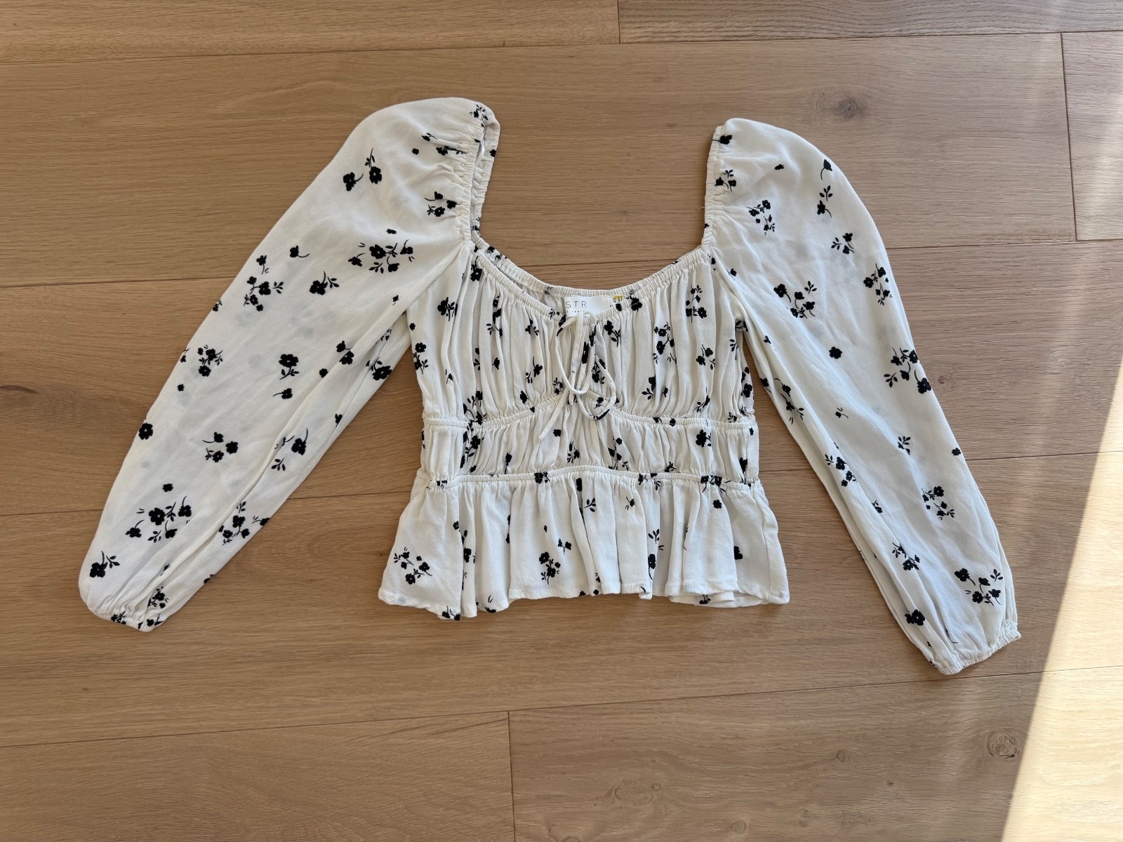ASTR The Label Floral Puff Sleeve Peplum Blouse XS White Black Cottagecore