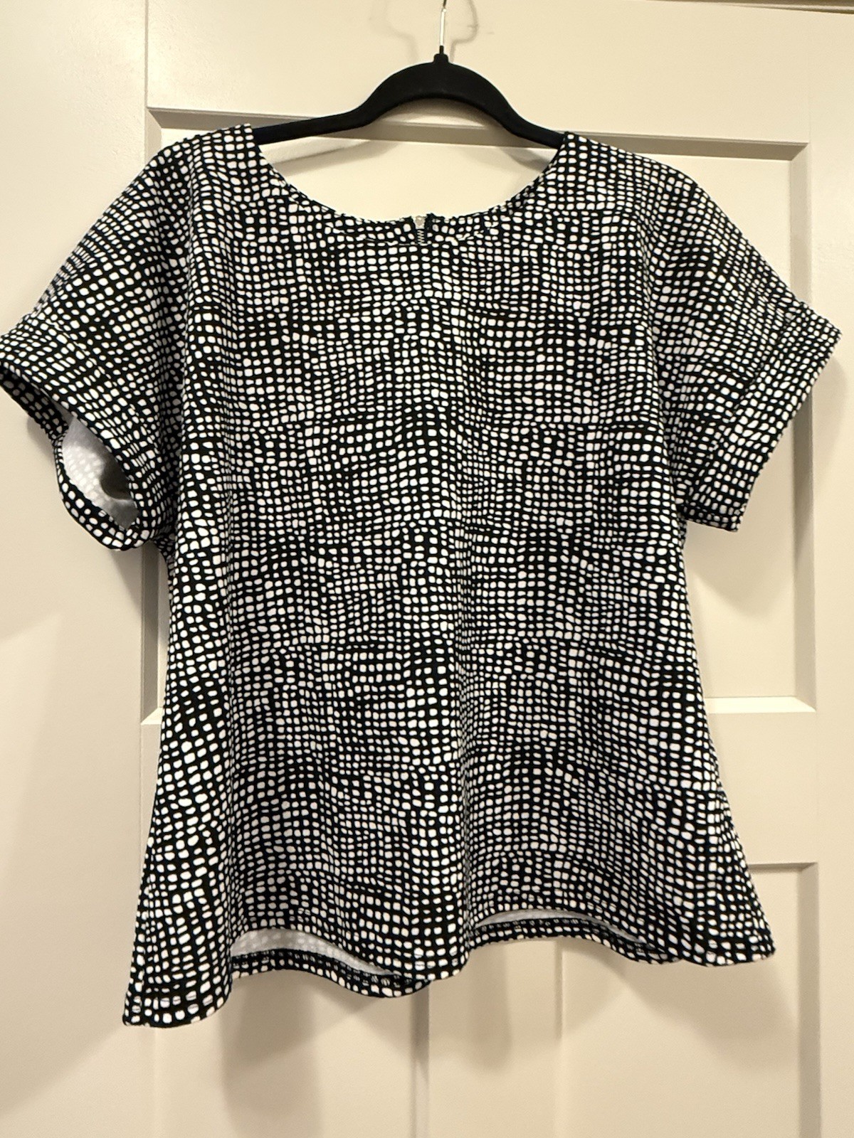 Melloday Black White Spotted Round Neck Zip Back Short Sleeve Blouse M NWOT