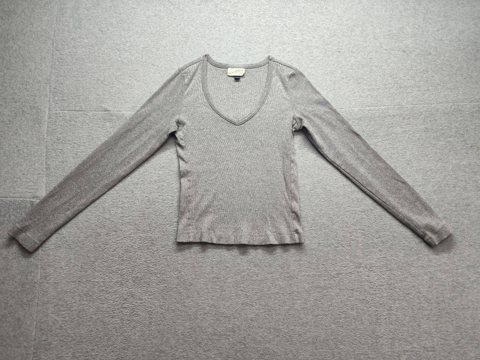 Universal Thread Women Top S Gray V Neck Stretch Knitted Pullover Casual Tee