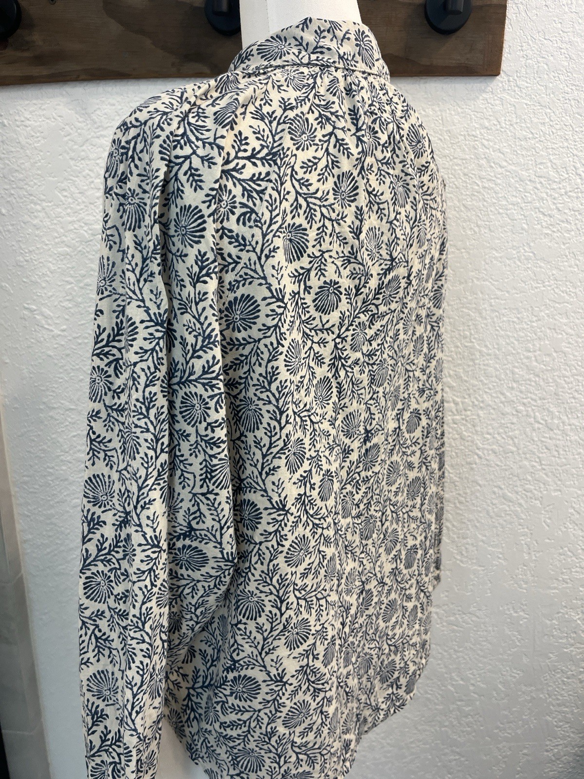 The Great. The Estate Button Up in Feather Grass Block Print Blue Sz 1 (S)