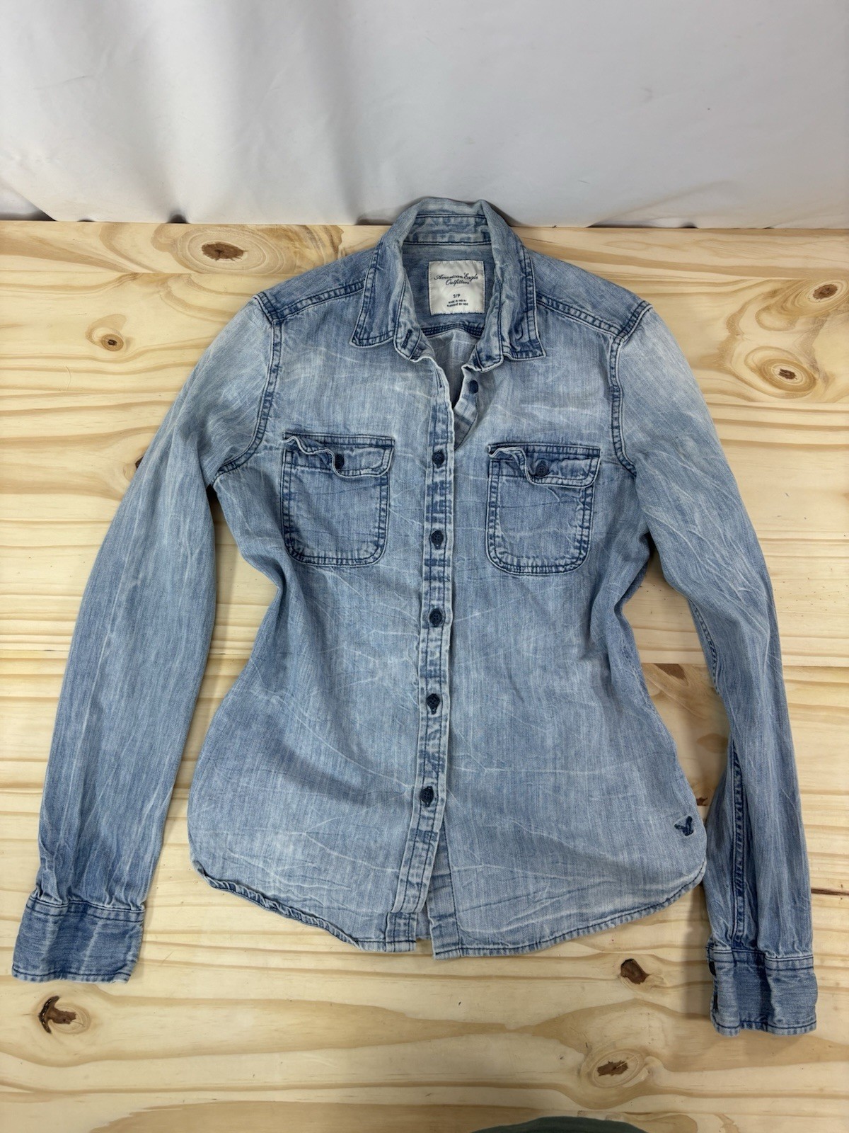 American Eagle Light Wash Denim Button Down Shirt 100% Cotton Womens Small