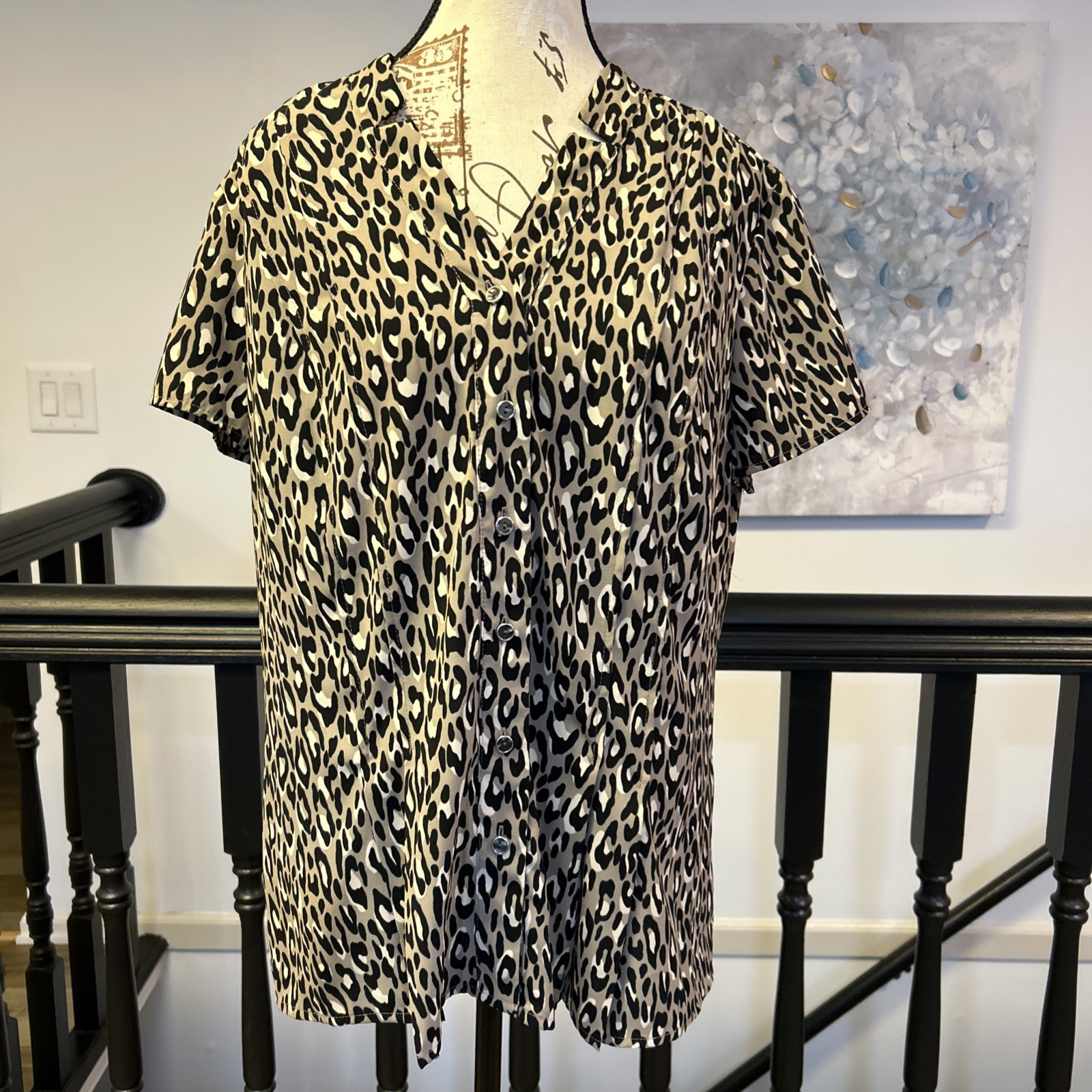 DANA BUCHMAN Blouse – L – Notched V-Neck, Short Slvs, Btn Front, Pleats at Hip