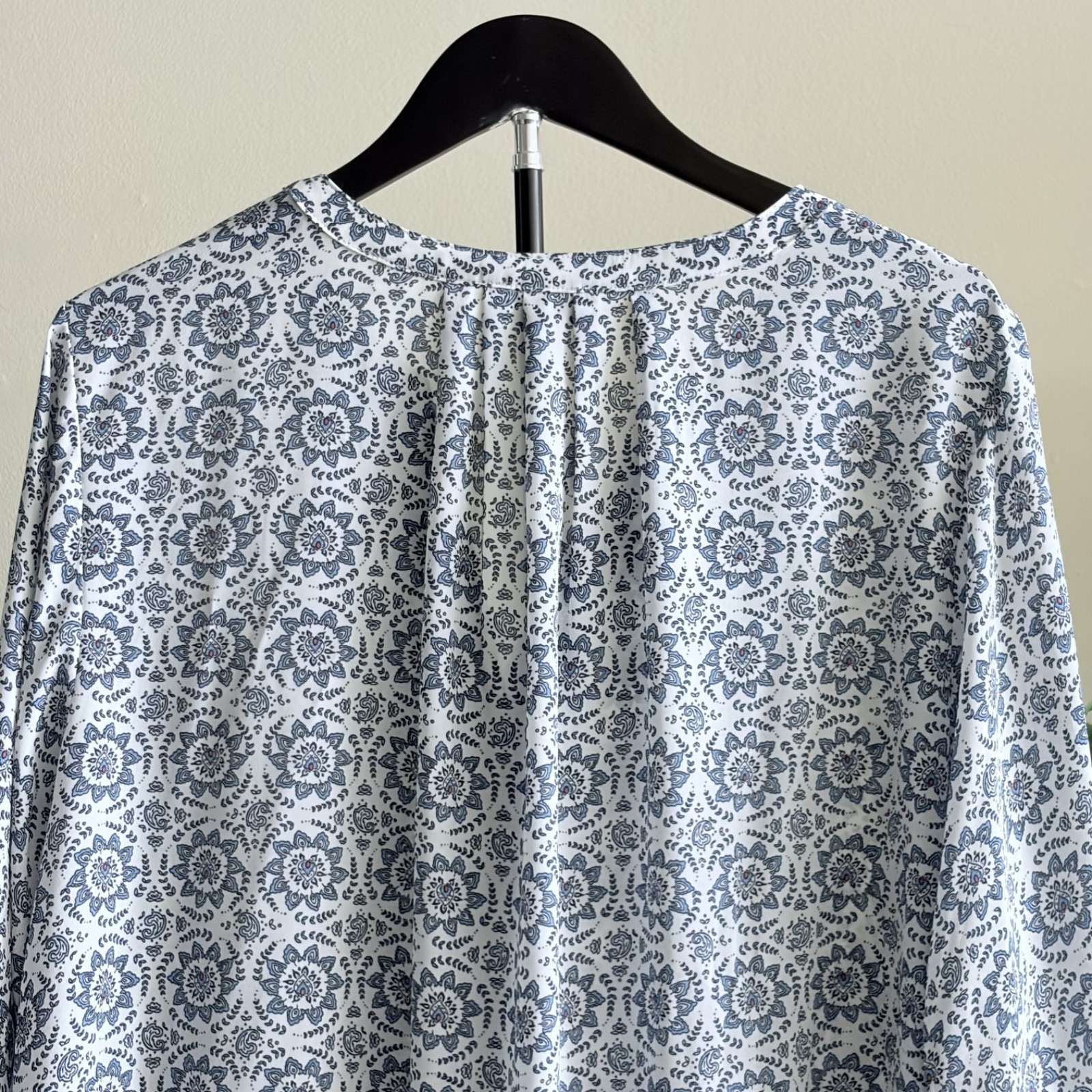 Tahari T Woman Plus 2X Blouse White Blue Paisley Medallion Tunic 3/4 Sleeve Top