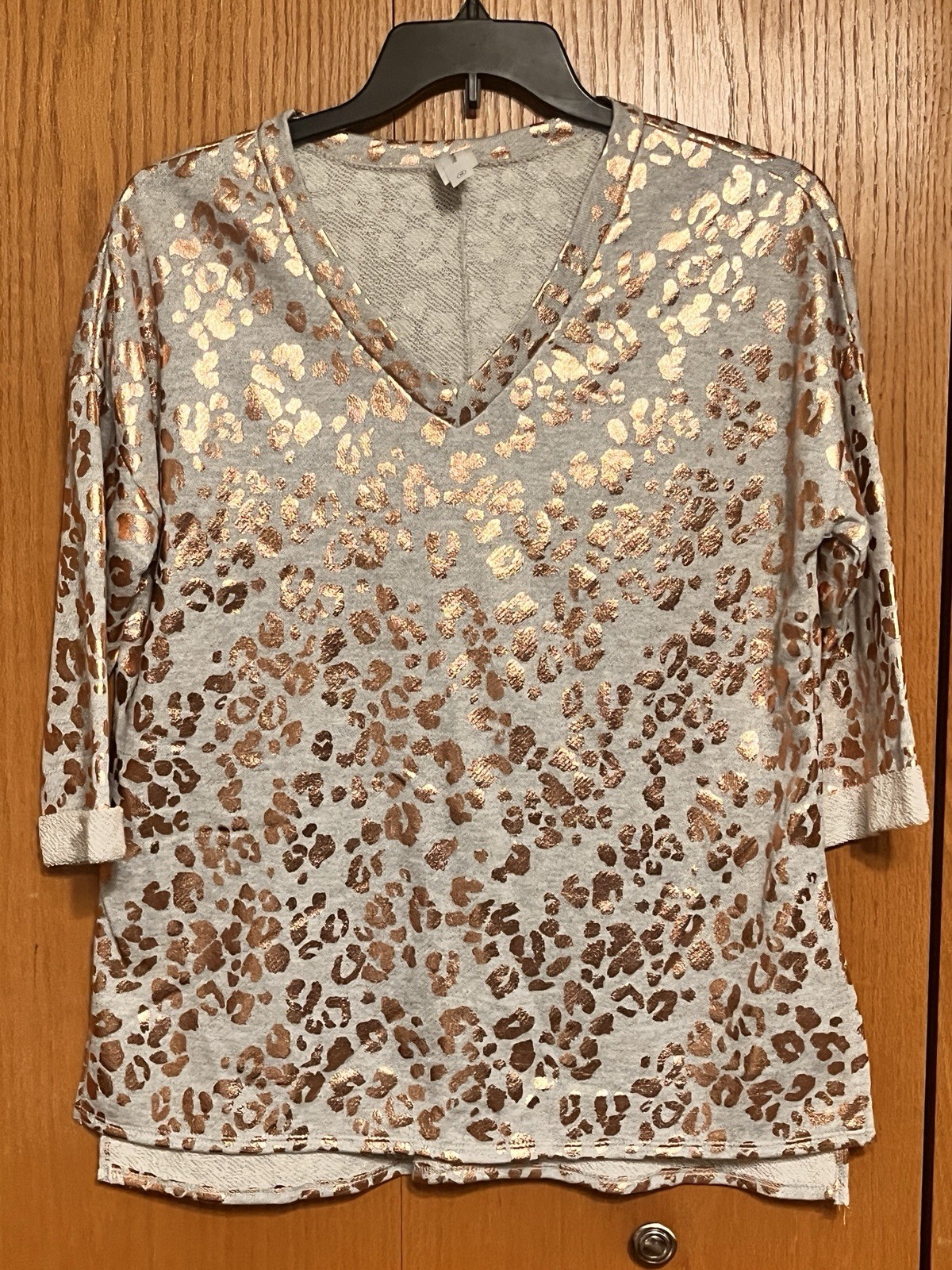 Honeyme Rose Gold Leopard Print V-Neck Top with 3/4 cuffed Sleeves Women’s M