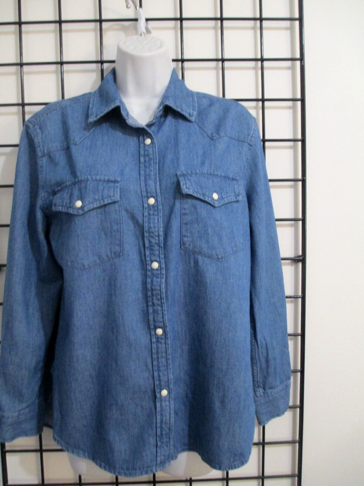 LOLA RIVER 🌸 SIZE SMALL==DENIM BLUE / PEARL SNAP / WESTERN BLOUSE