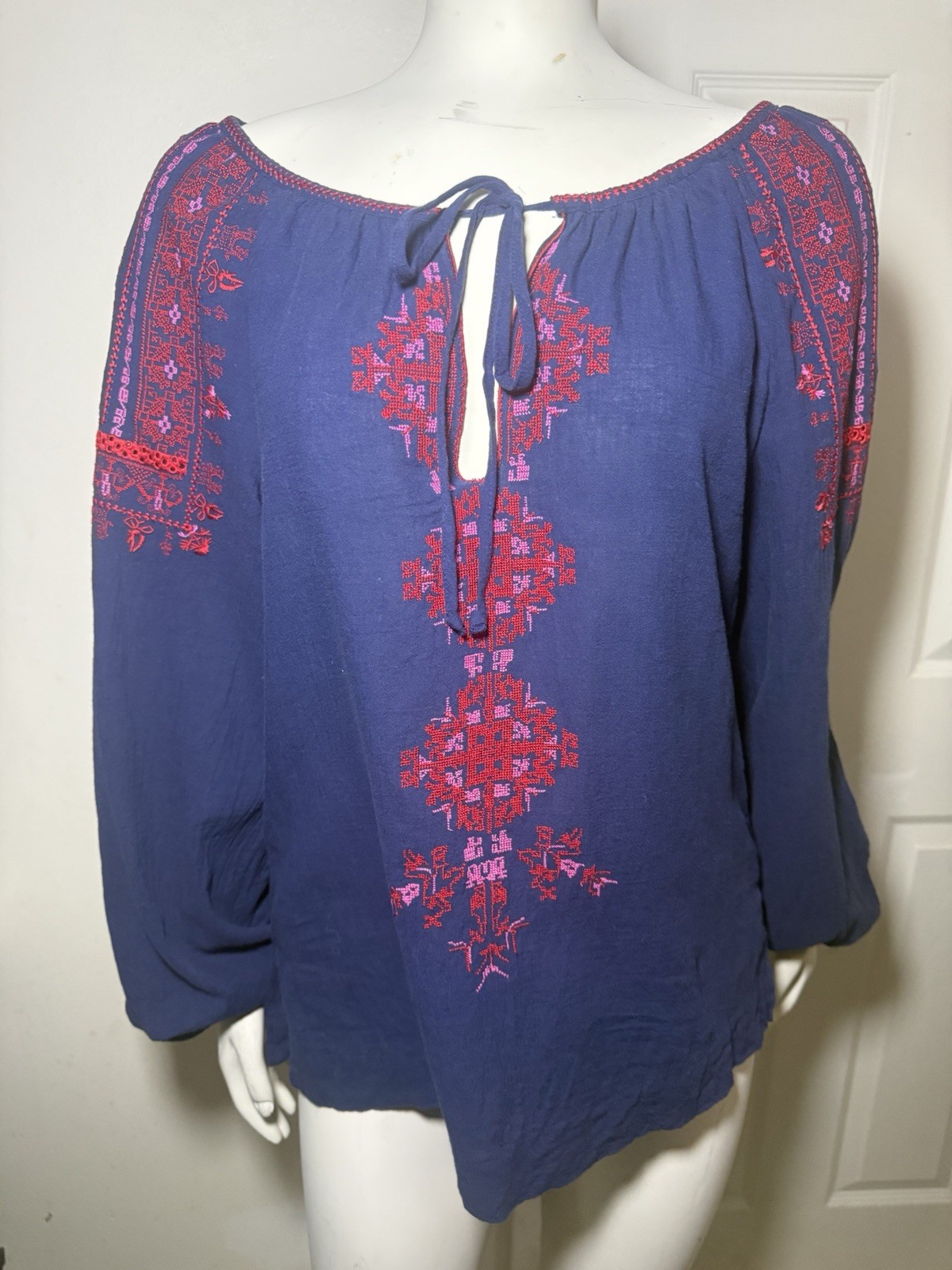 BCBGMAXAZRIA XS Blue/Red Embroidered Peasant Blouse Tie-Neck Balloon Sleeve