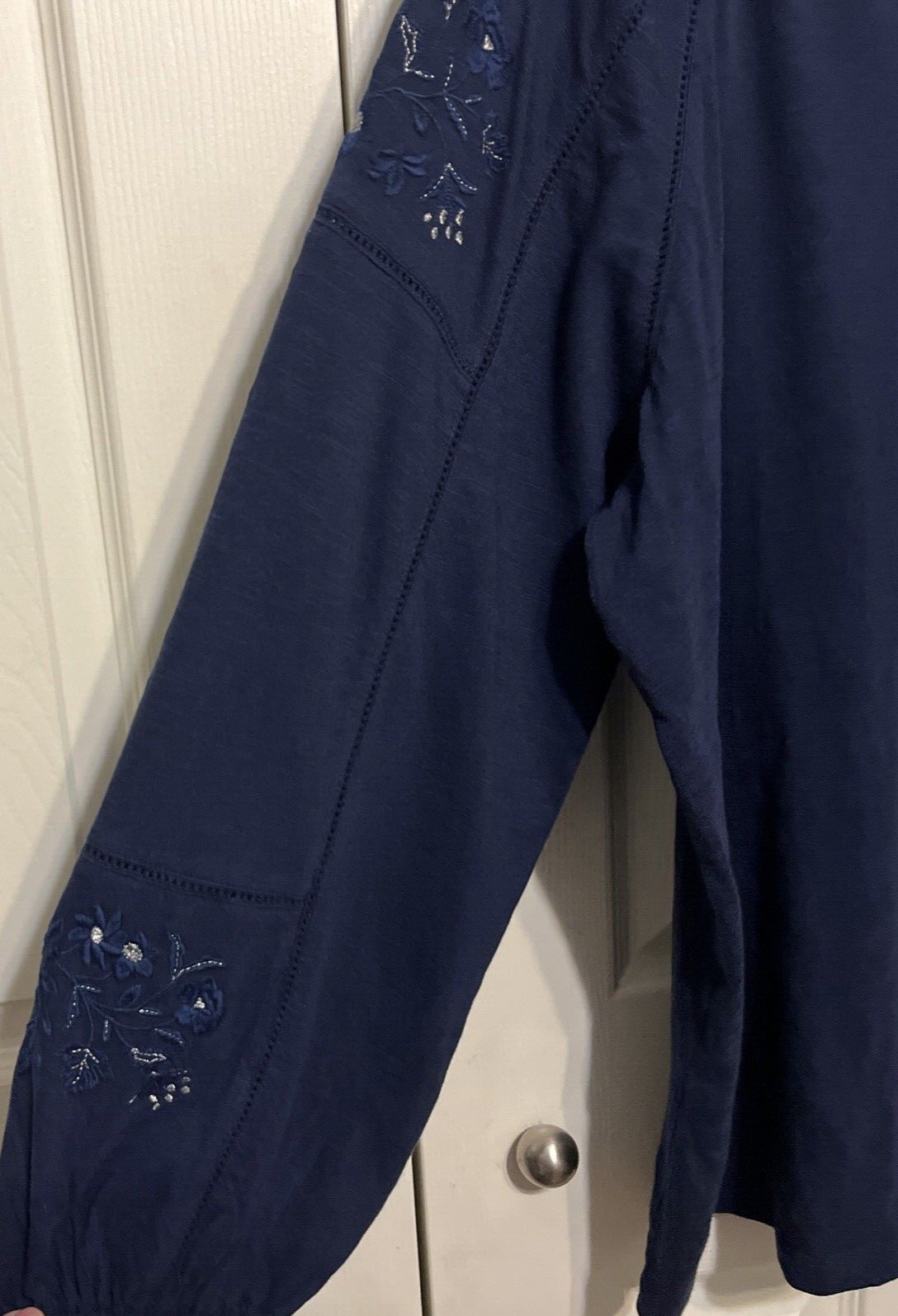 Chico’s Midnight Blue Embroidered Notch Neck Long Sleeve Knit Top Sz 4(20/22)NWT