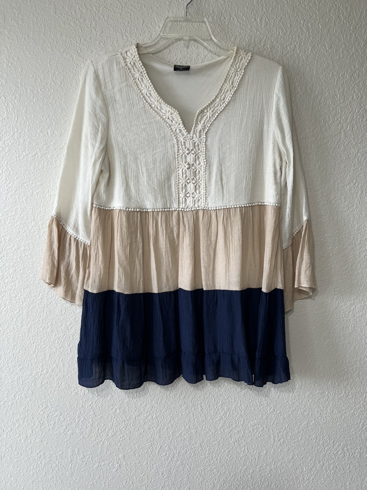 Cal Style Bohemian Top Women’s Size M Tiered Tunic Blouse Cream Beige Navy