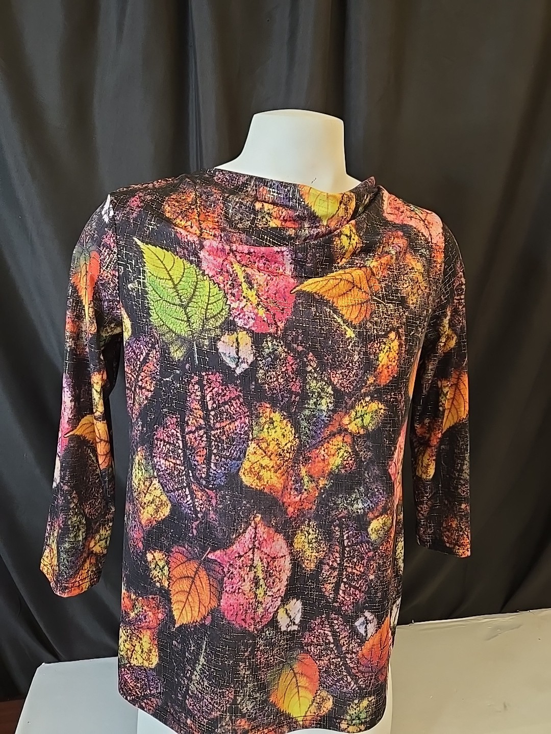 Sz L Ladies Top 3/4 Sleeves Leaf Print Pullover Polyester Blend Tshirt Preowned
