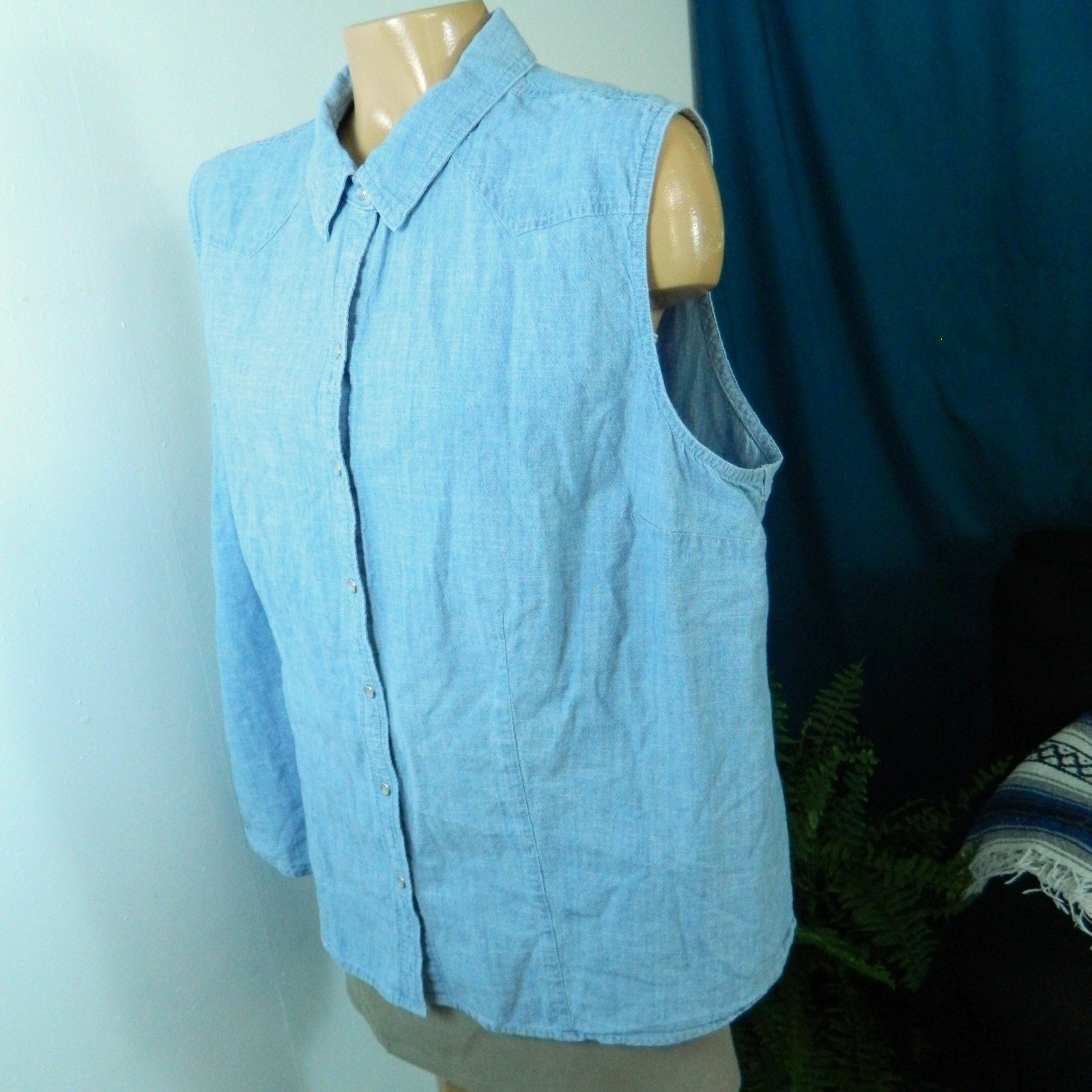 Bit & Bridle Sleeveless Chambray Western Shirt Women 1X Light Blue Pearl Snaps