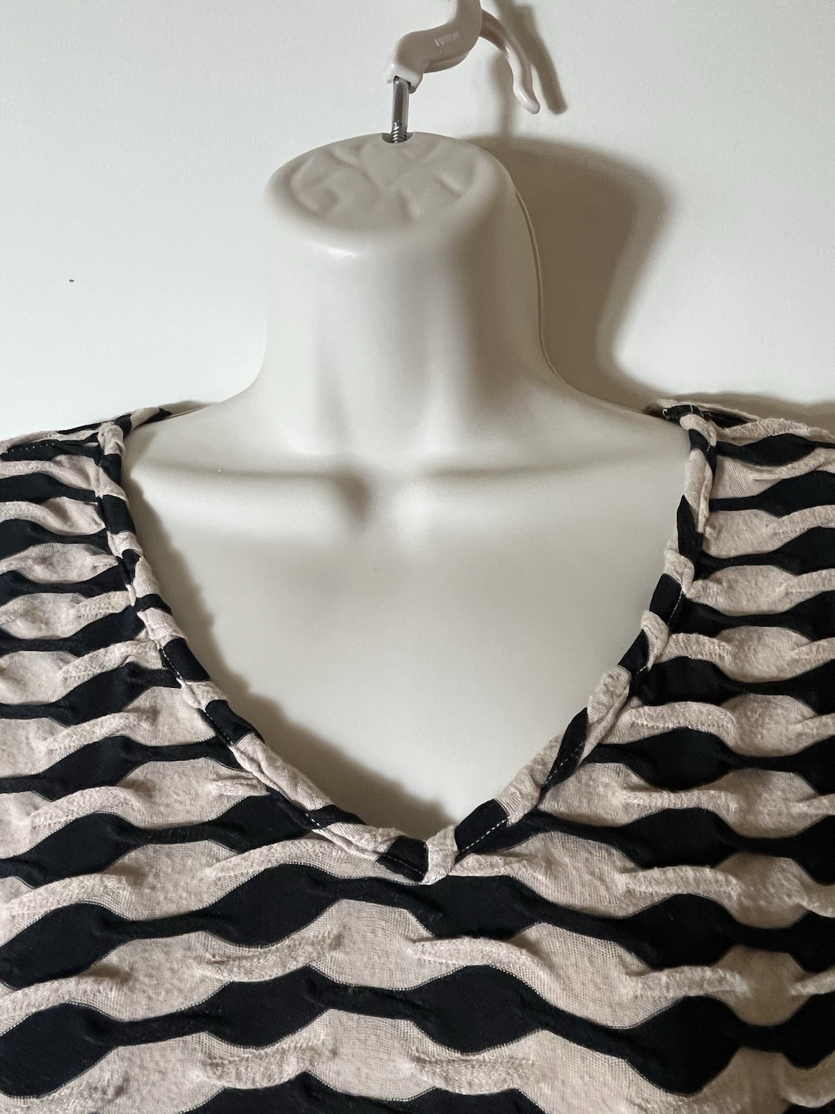 APROPOS Tunic Top SZ S Pucker Knit High V Neck 3/4 Sleeve Slits Sharkbite Hem