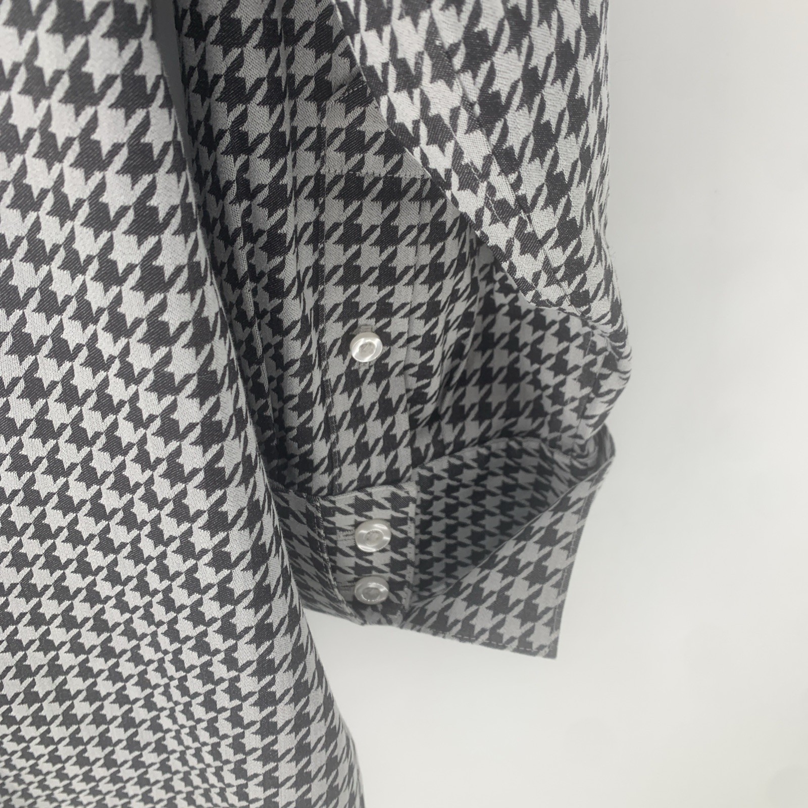 Chico’s 2 No-Iron Coolmax All-Seasons Stretch Black Houndstooth Shirt Size 2
