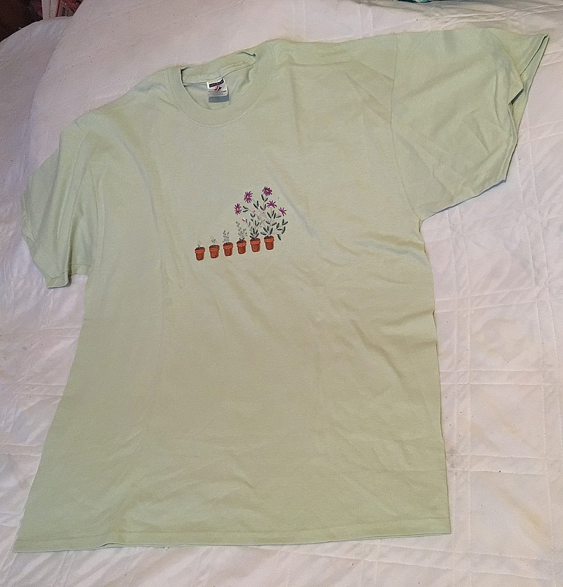 Jerzees pale green cotton/poly tee, embroidered plants, woman’s size XL