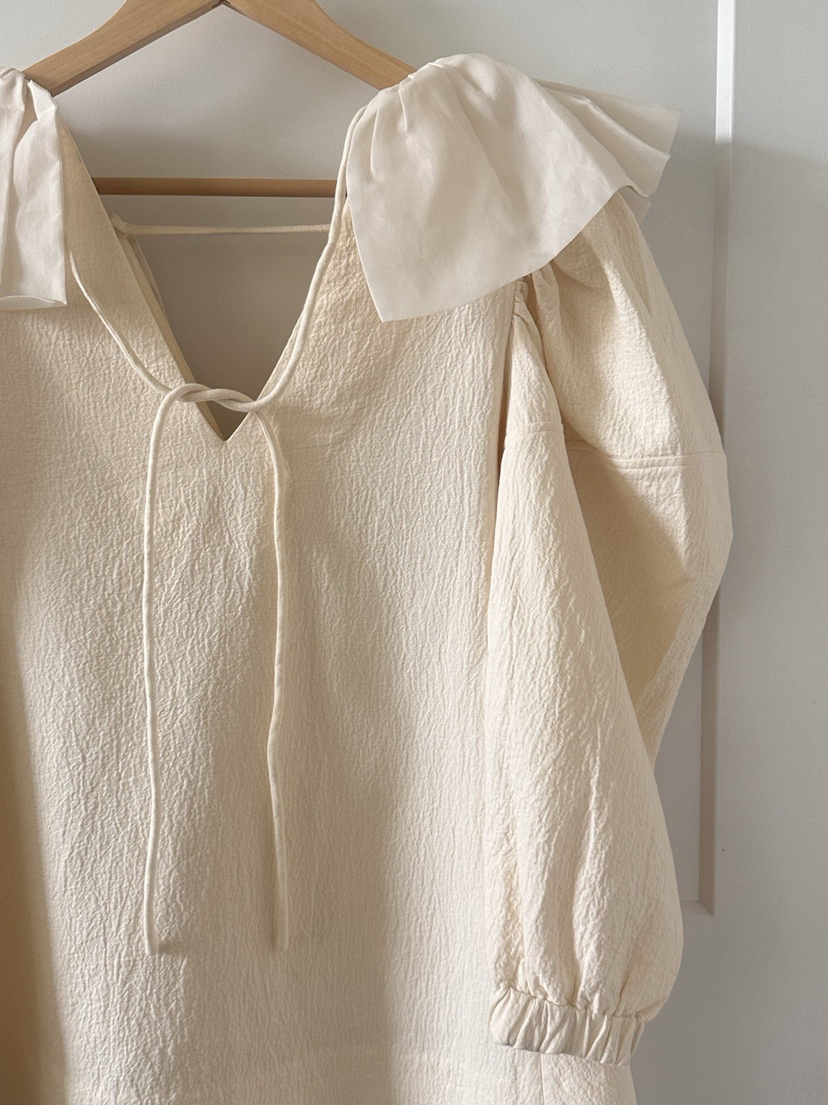 SHUSHU/TONG Cream Crinkled Bow Shoulder Puff Sleeve V-Neck Mini Dress UK 6