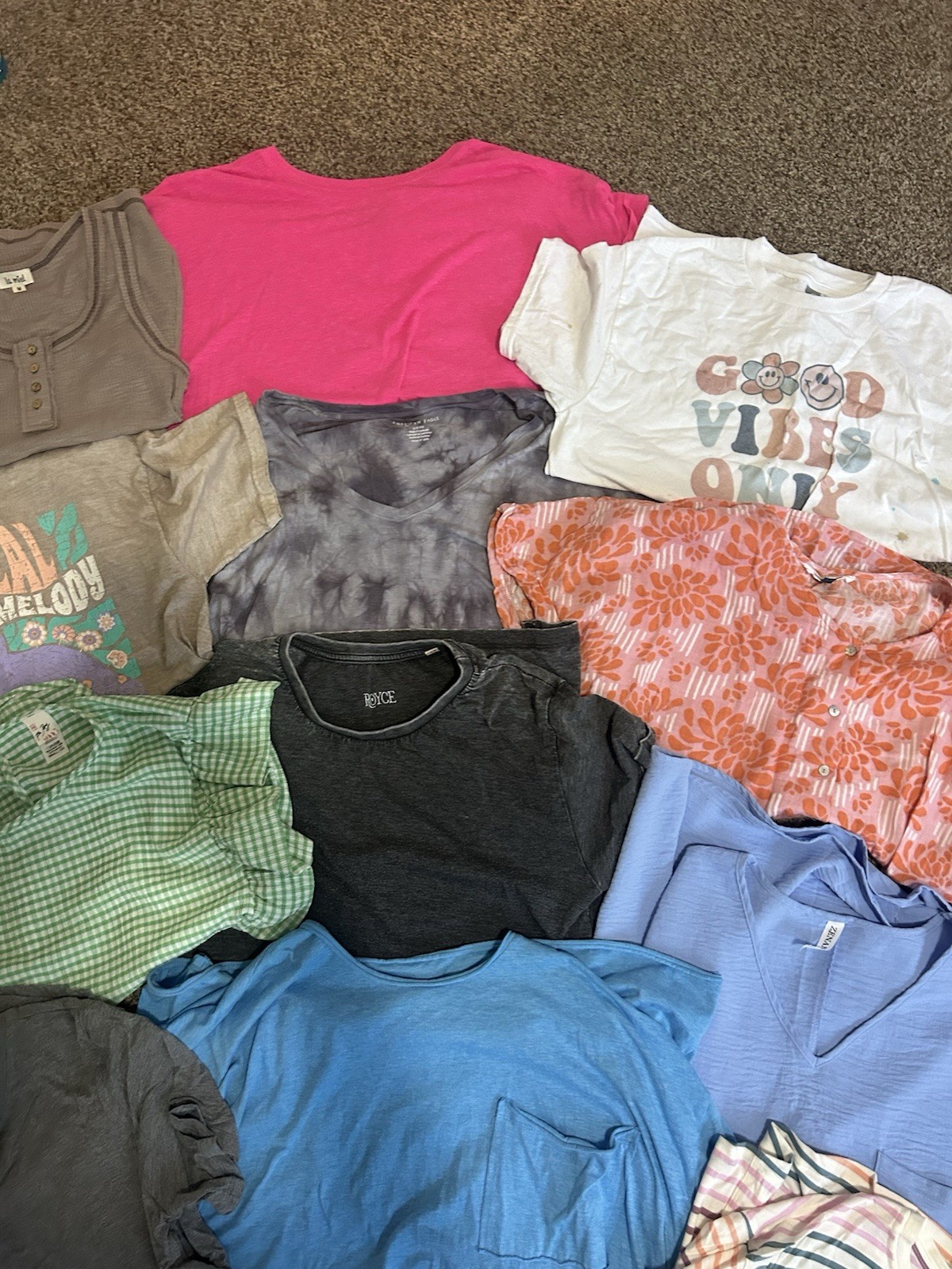 Lot 10: 13 Shirts Women’s MediumAmerican Eagle And Local Boutique Short Sleeve